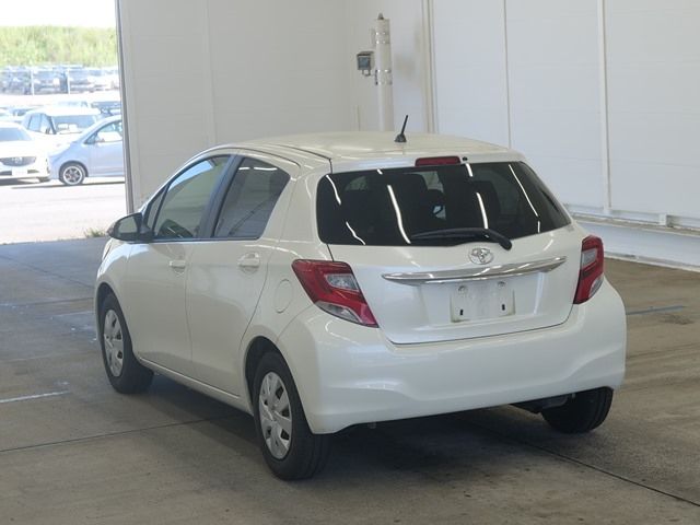 2015 Toyota Vitz F auction photo 2