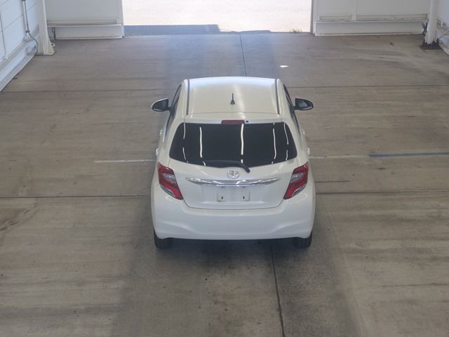 2015 Toyota Vitz F auction photo 3