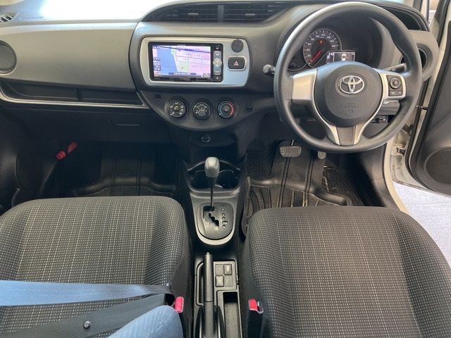 2015 Toyota Vitz F auction photo 5
