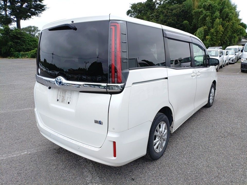 2021 Toyota Noah auction photo 2