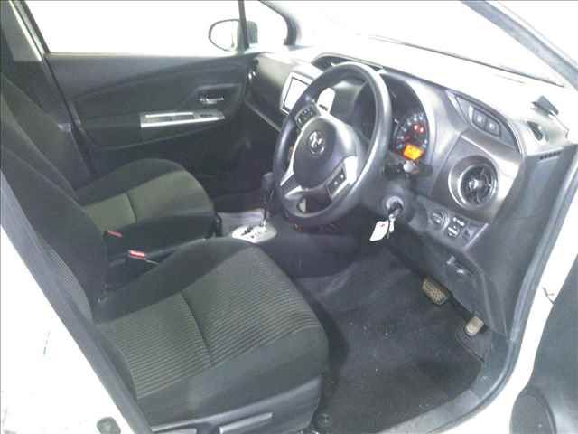 2016 Toyota Vitz 4WD auction photo 4