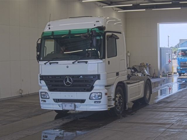 Japan Auction Vehicles 17 2003 Mercedes-Benz トラクター auction photo