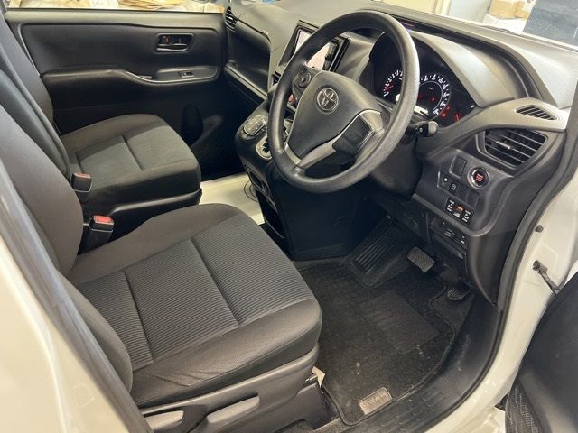 2015 Toyota Noah ワゴン X auction photo 4