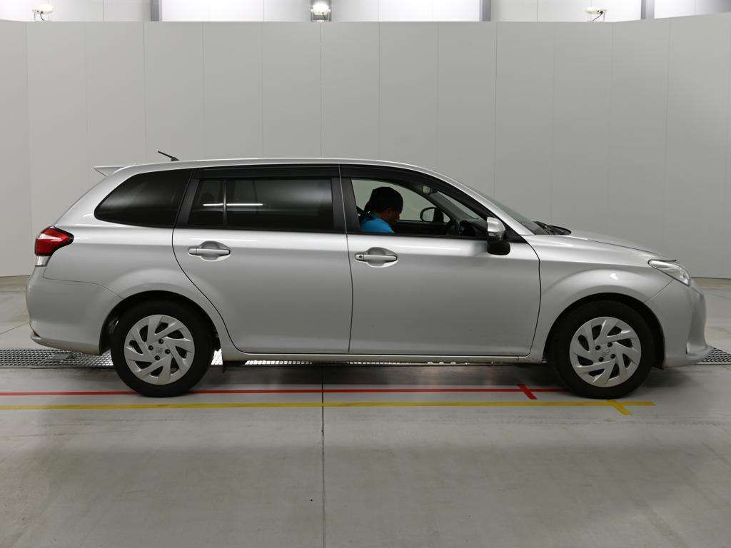 2021 Toyota Corolla Fielder ハイブリッド EX auction photo 3