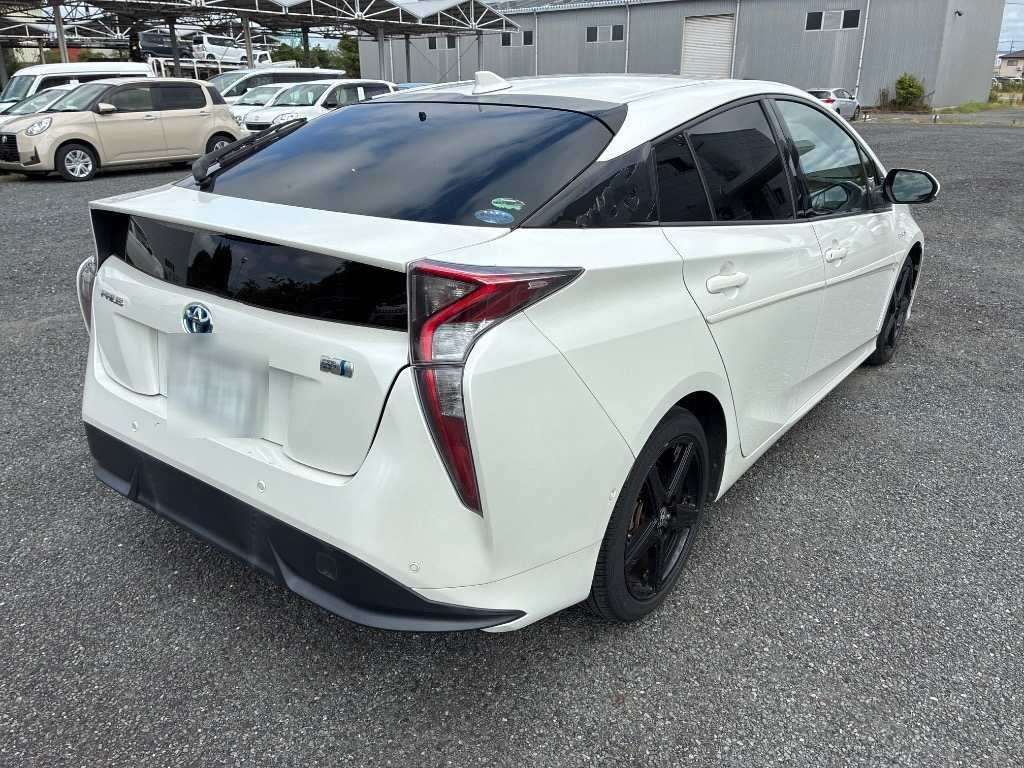 2016 Toyota Prius Aツーリングセレクション auction photo 2