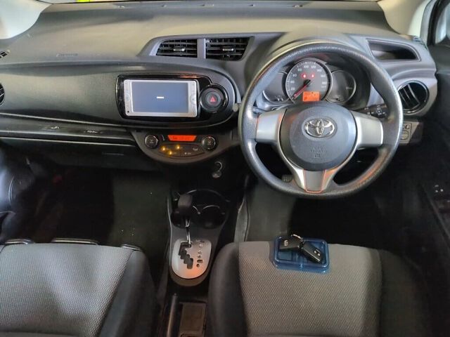 2014 Toyota Vitz F auction photo 3