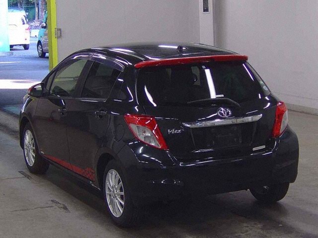 2014 Toyota Vitz F auction photo 2