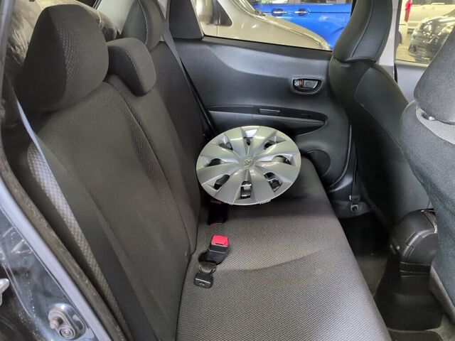 2014 Toyota Vitz F auction photo 6