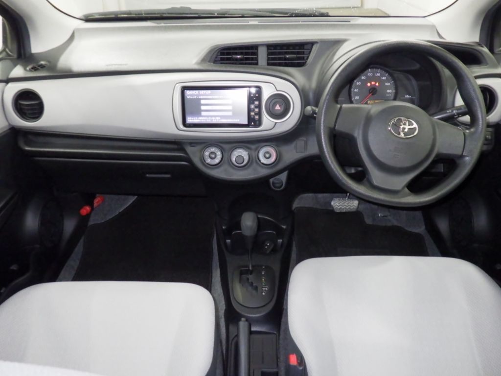 2011 Toyota ヴィッツ 5HB F auction photo 3
