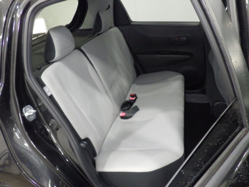 2011 Toyota ヴィッツ 5HB F auction photo 7