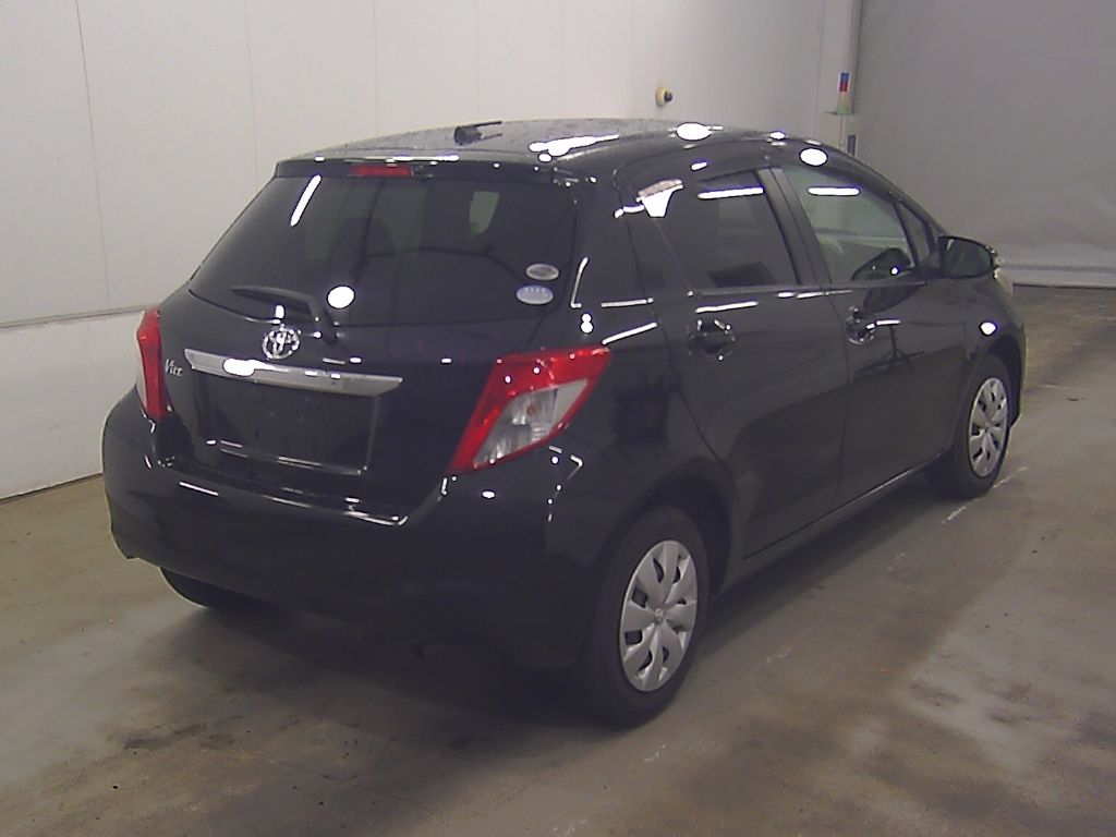 2011 Toyota ヴィッツ 5HB F auction photo 2