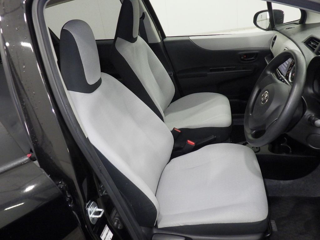 2011 Toyota ヴィッツ 5HB F auction photo 6