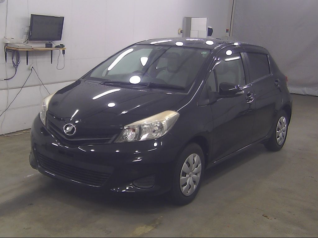 2011 Toyota ヴィッツ 5HB F auction photo 4