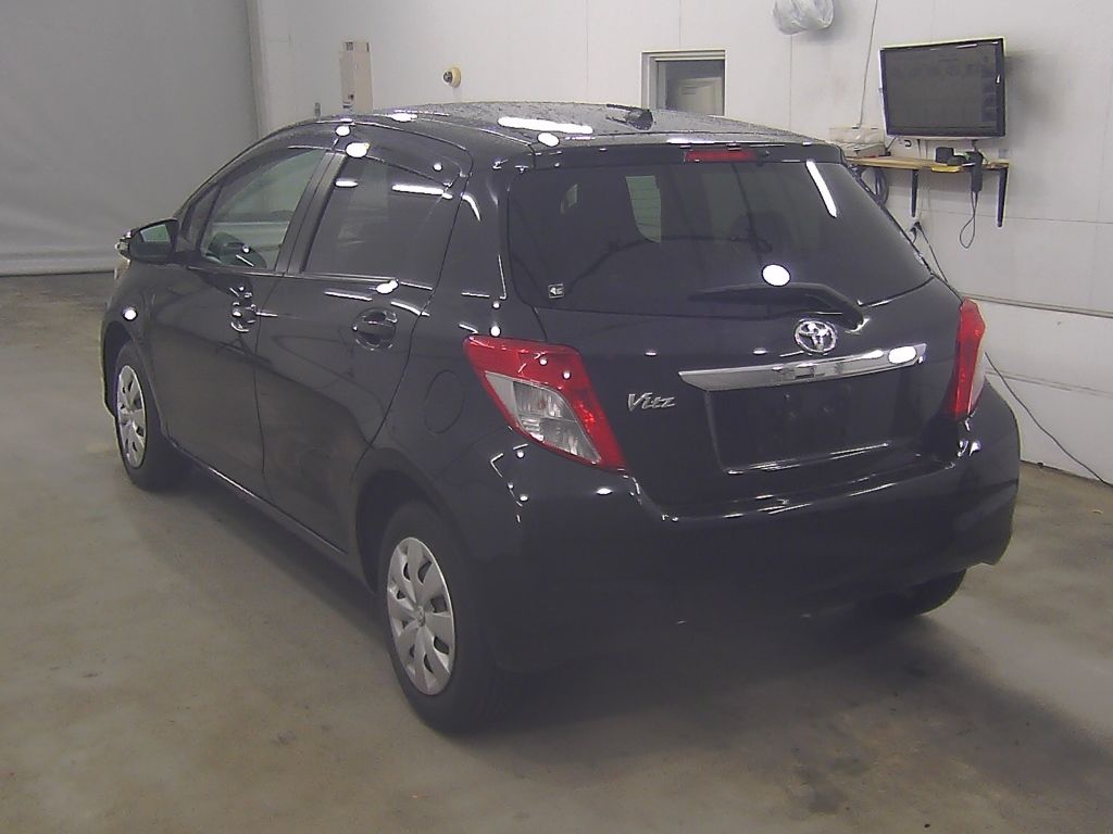 2011 Toyota ヴィッツ 5HB F auction photo 5