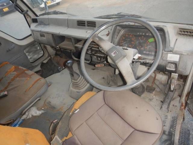 1986 Mitsubishi Fuso Fighter With crane auction photo 2