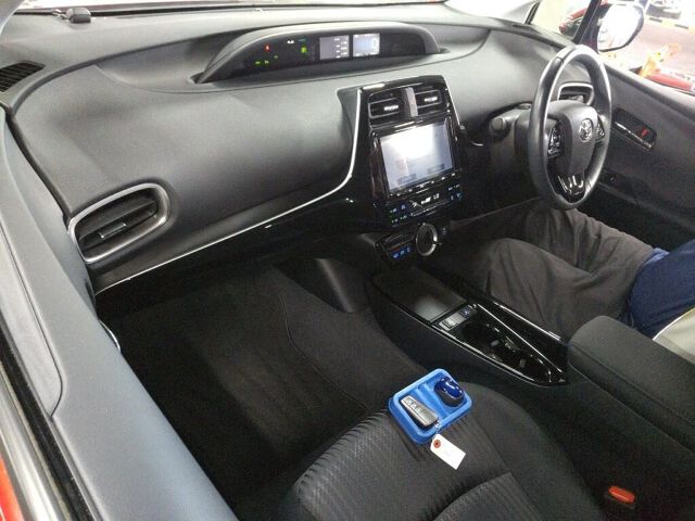 2021 Toyota Prius PHEV A auction photo 3