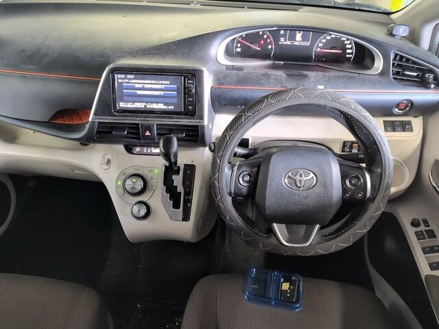 2015 Toyota Sienta G auction photo 3