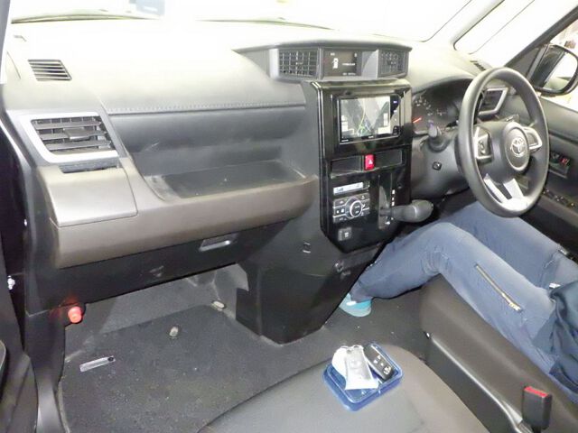 2022 Toyota Roomy G 4WD auction photo 3