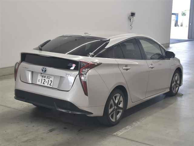 2016 Toyota Prius S Touring Selection auction photo 5