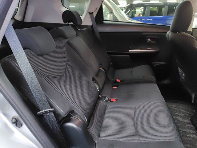 2015 Toyota Prius Alpha S Touring Selection auction photo 6