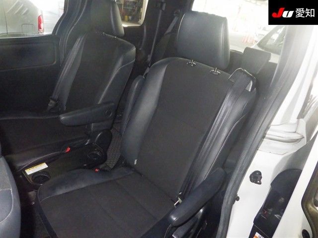 2017 Toyota Noah Si WxB 4WD auction photo 4