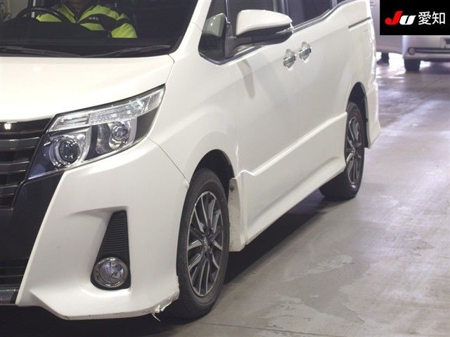 2017 Toyota Noah Si WxB 4WD auction photo 7
