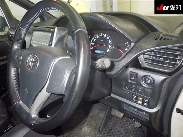 2017 Toyota Noah Si WxB 4WD auction photo 5