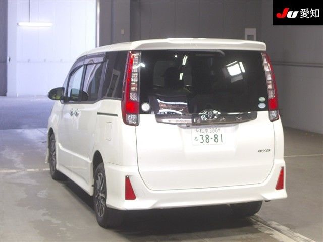 2017 Toyota Noah Si WxB 4WD auction photo 2