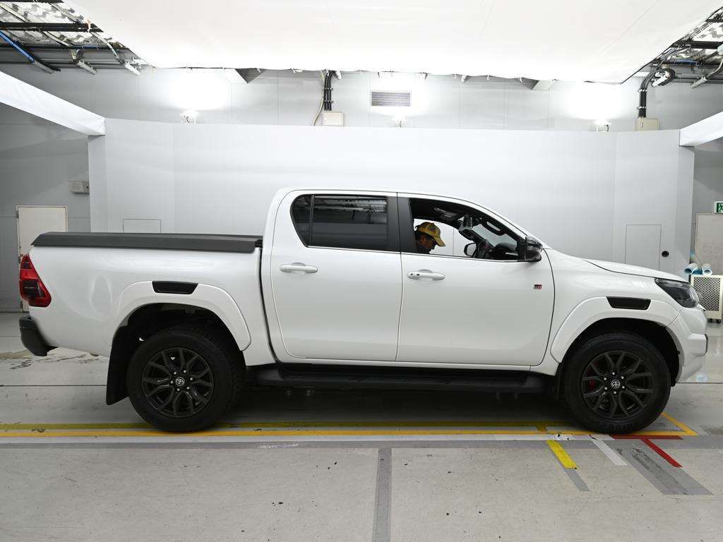 2024 Toyota Hilux Z GR Sport 4WD auction photo 3