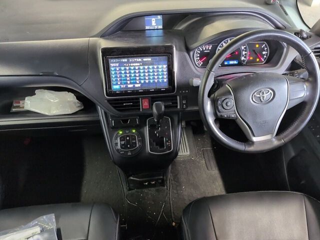 2015 Toyota Voxy ZS auction photo 3