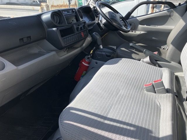 2015 Hino Dutro Aluminum Van PG auction photo 5