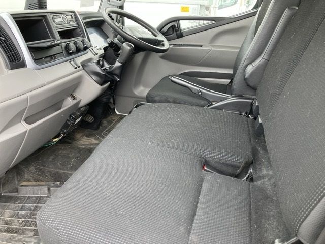 2019 Mitsubishi Fuso Canter Aluminum van auction photo 5