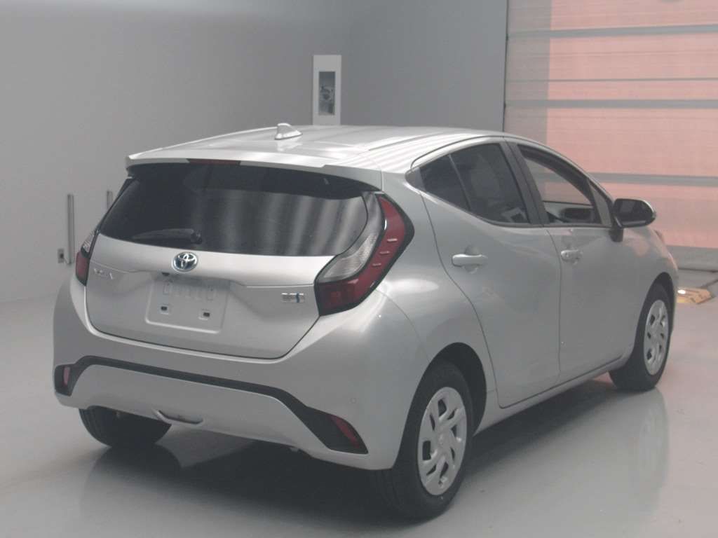 2022 Toyota Aqua X auction photo 2