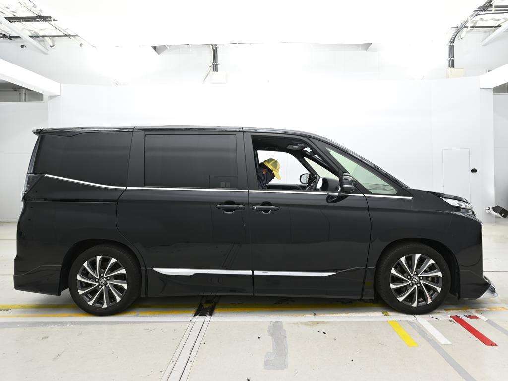 2023 Toyota Voxy S-Z auction photo 3