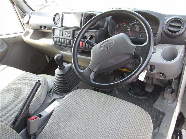 2017 Toyota Dyna 4WD 2t Wキャブロング D-TB auction photo 3