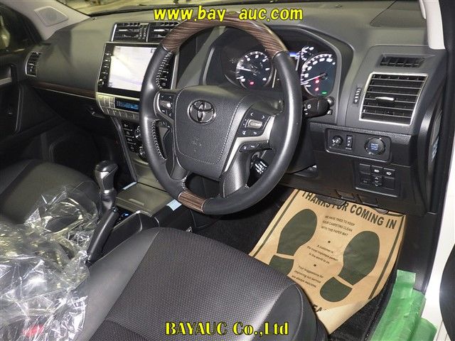 2022 Toyota Land Cruiser Prado 4WD TZ-G auction photo 3