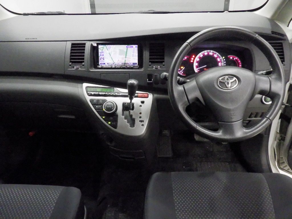 2010 Toyota Isis プラタナ auction photo 3