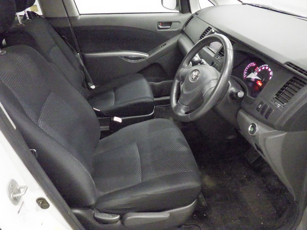 2010 Toyota Isis プラタナ auction photo 6