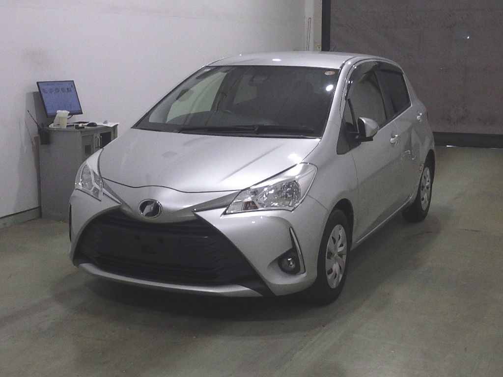 2017 Toyota ヴィッツ 5HB F auction photo 3