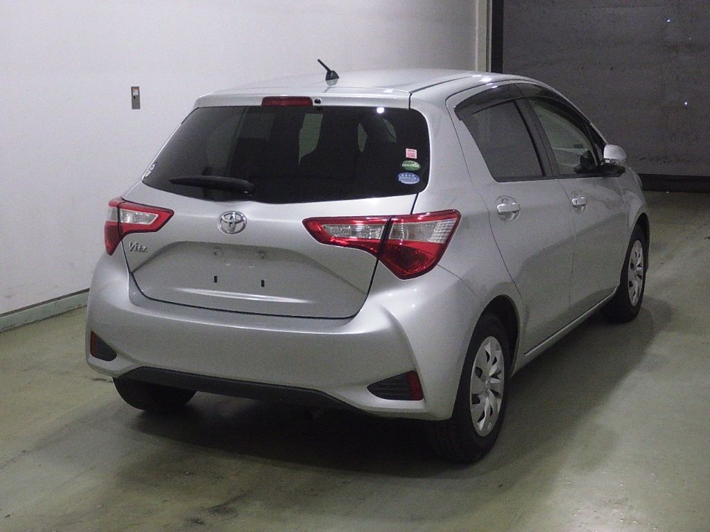 2017 Toyota ヴィッツ 5HB F auction photo 2