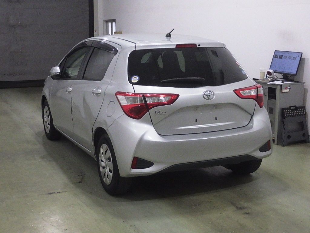 2017 Toyota ヴィッツ 5HB F auction photo 4