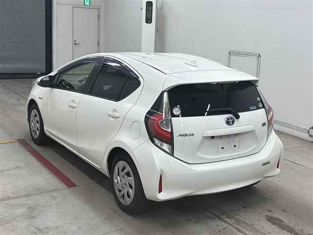 2019 Toyota Aqua S auction photo 2