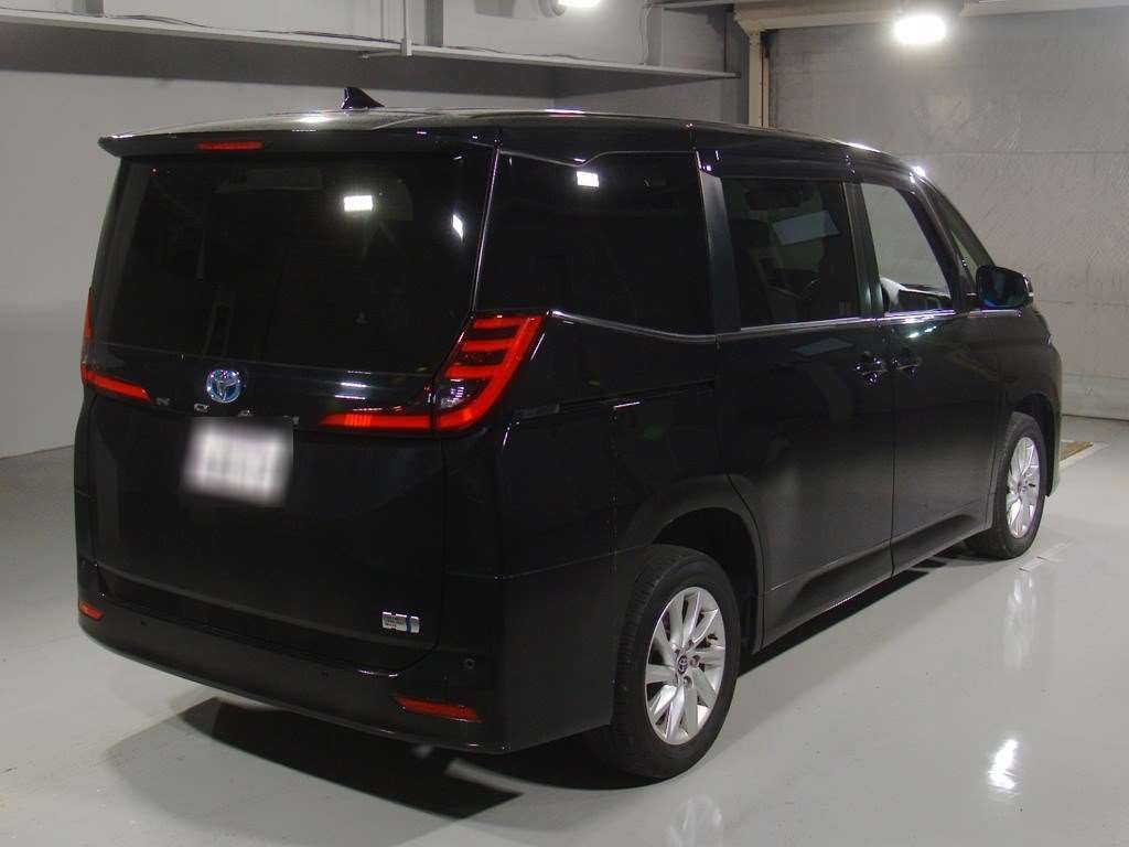 2022 Toyota Noah ハイブリッドZ 4WD auction photo 2