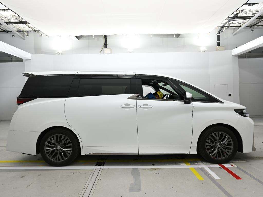 2025 Toyota Vellfire Z Premier auction photo 3