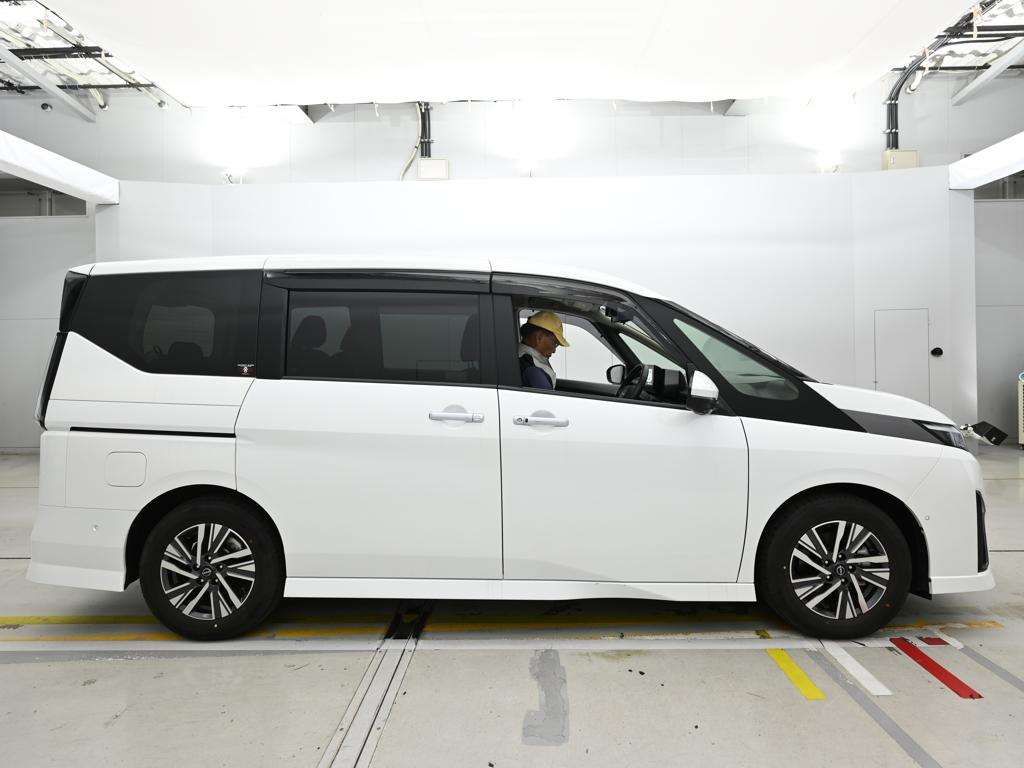 2023 Nissan Serena e-パワー ルキシオン auction photo 3