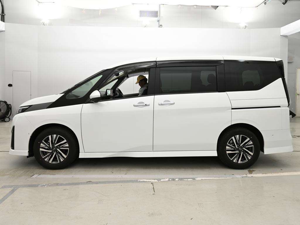 2023 Nissan Serena e-パワー ルキシオン auction photo 4