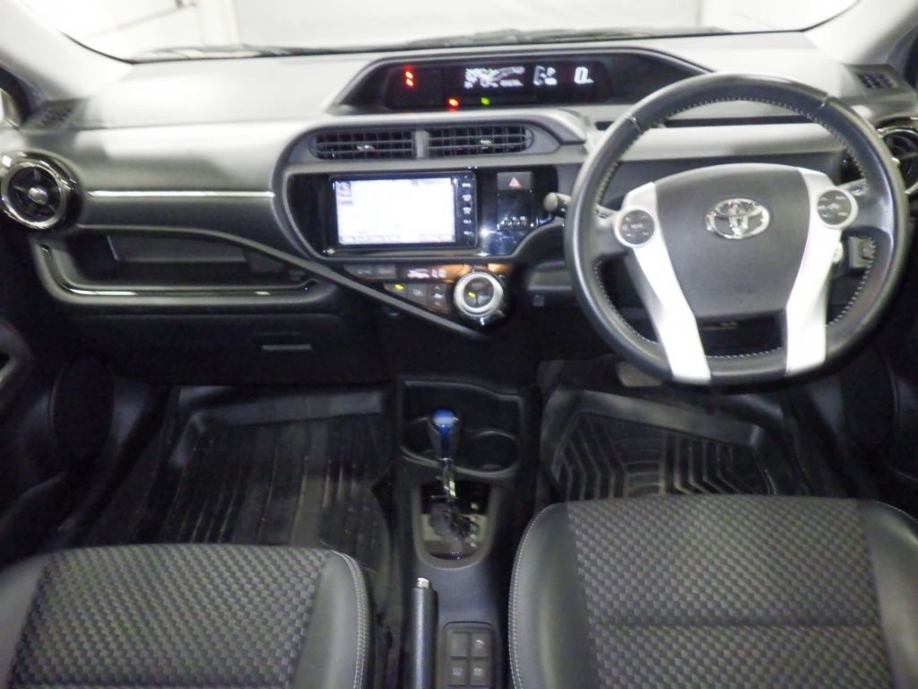 2015 Toyota Aqua Xアーバン auction photo 3