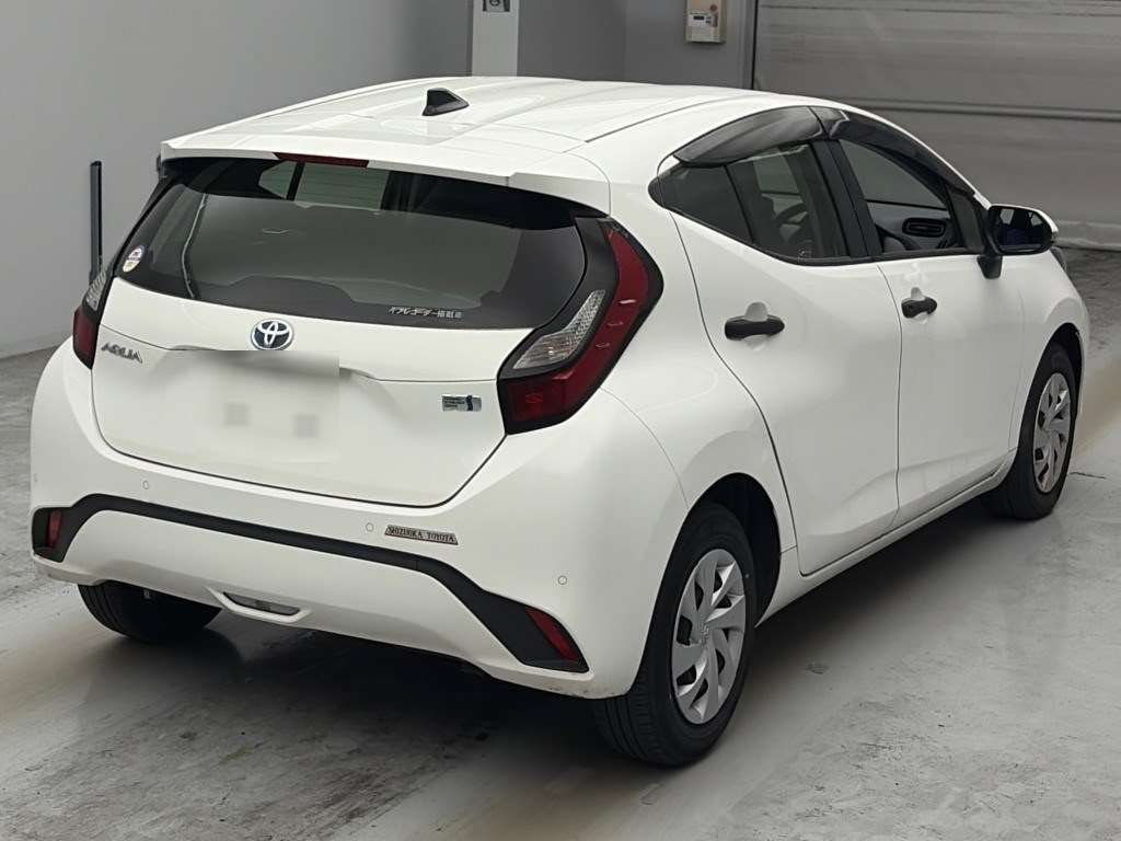 2023 Toyota Aqua B auction photo 2