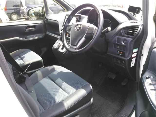 2014 Toyota Voxy ZS auction photo 3