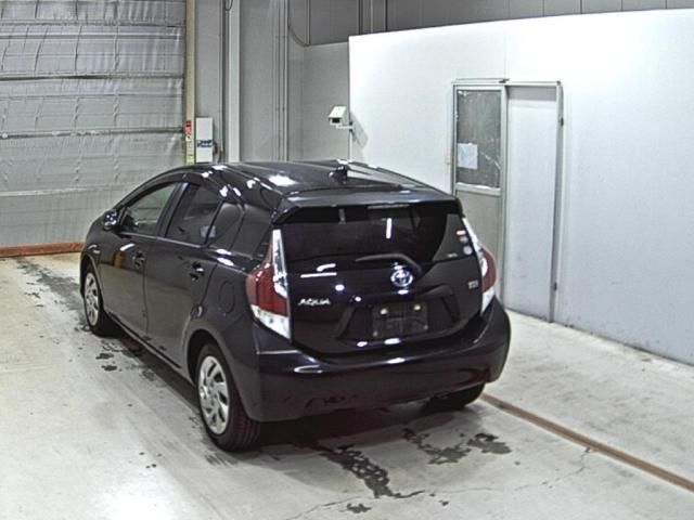 2015 Toyota Aqua S auction photo 2